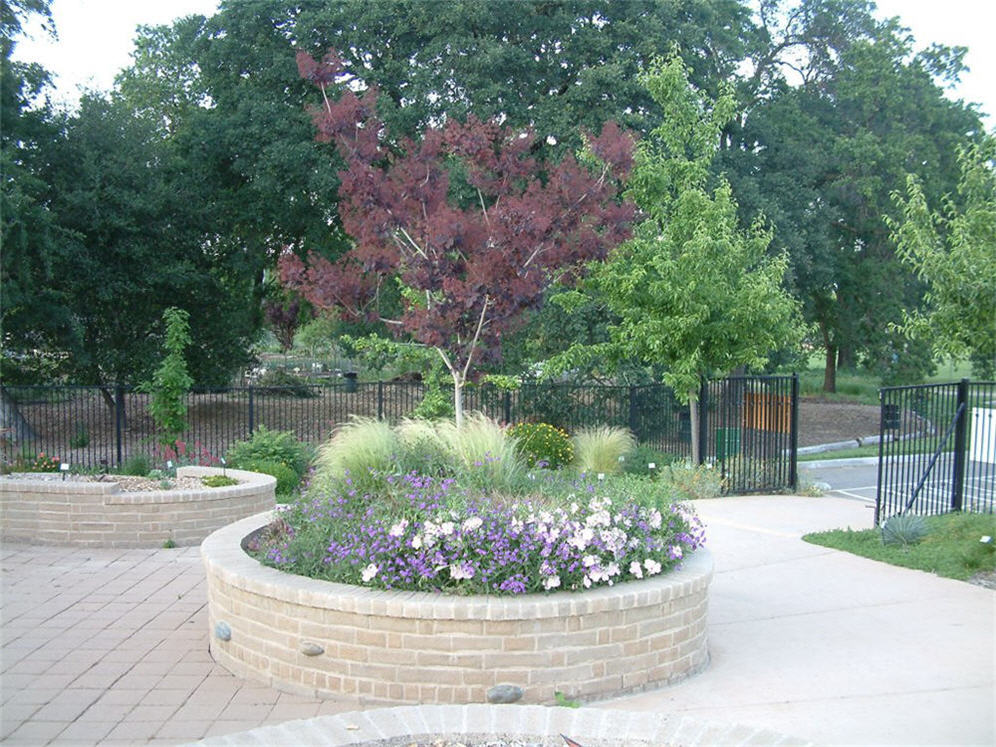 Fair Oaks Circular Raised Planter
